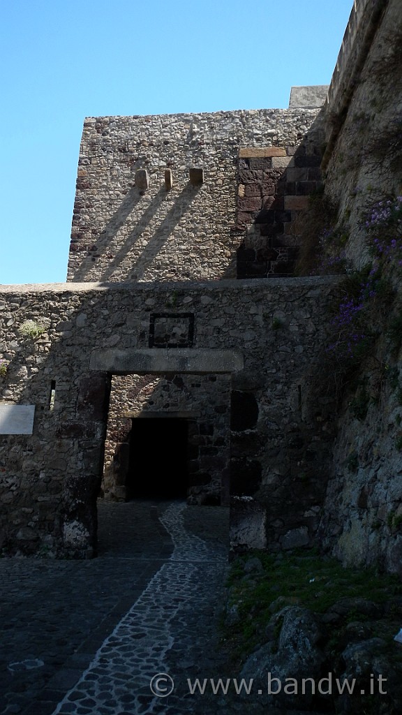 DSCN8687.jpg - Si inzia a pedalare, prima meta, il Castello di Lipari